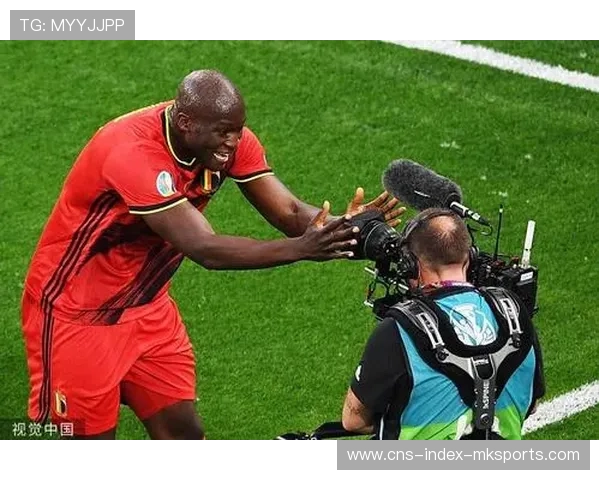 卢卡库插上抢断后强打成势,比利时攻势如洪水漫延:一场速度与力量的商业美学 卢卡库插上抢断后强打成势,比利时攻势如洪水漫延:一场速度与力量的商业美学