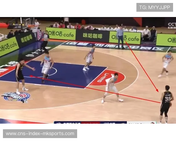 公牛后卫突破传球制造内线空档