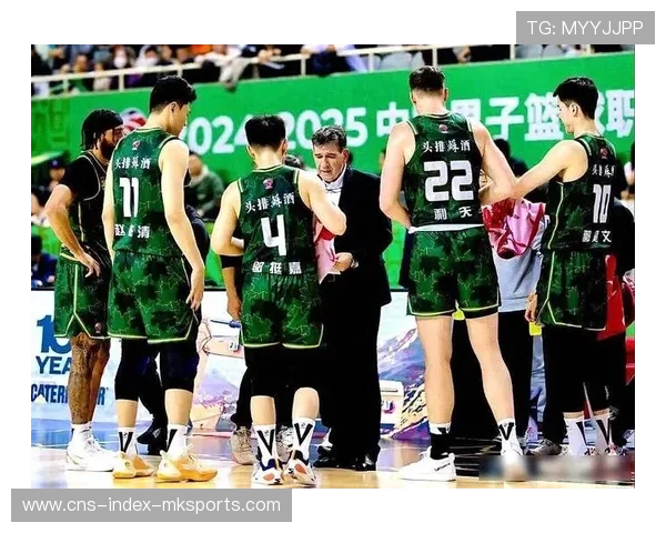 同曦主帅王世龙带队迎新赛季，积极备战挑战强敌