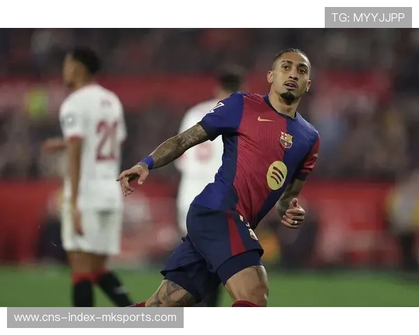 巴萨组织快速推进,拉菲尼亚二次补射命中 巴萨组织快速推进,拉菲尼亚二次补射命中