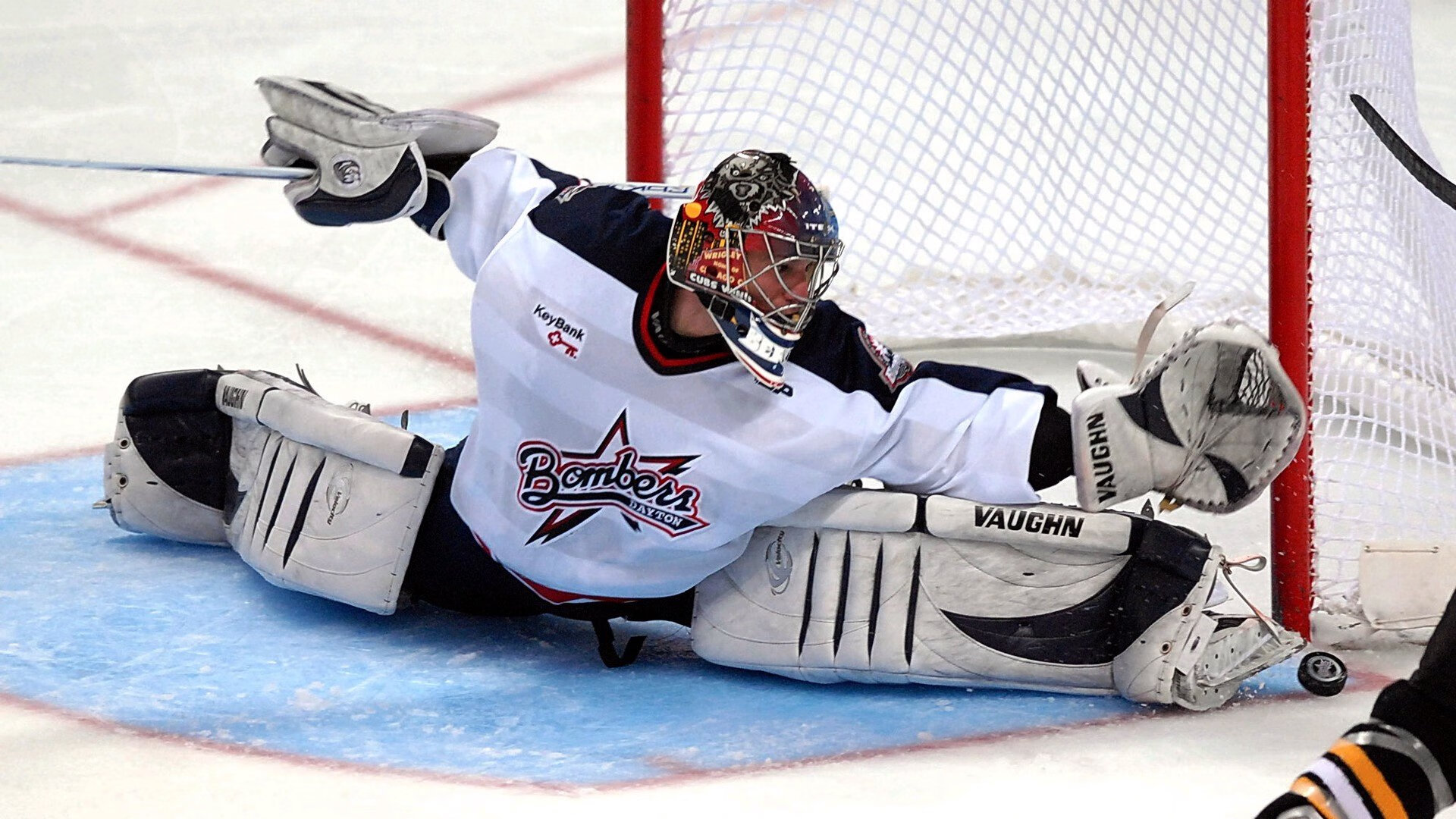 拜仁快速传切与边路渗透形成战术合围，拜仁传奇边锋